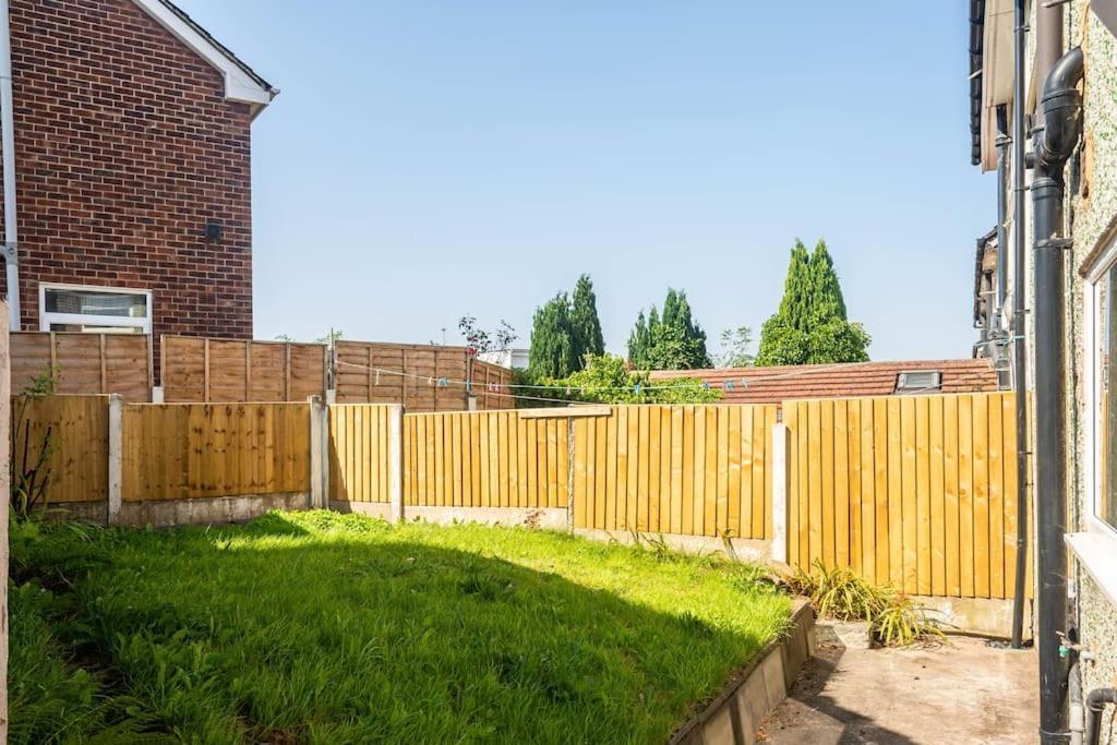 Spacious 4bed Home, Sleeps 10, Pool Table, Parking, Perfect For Groups * Manchester