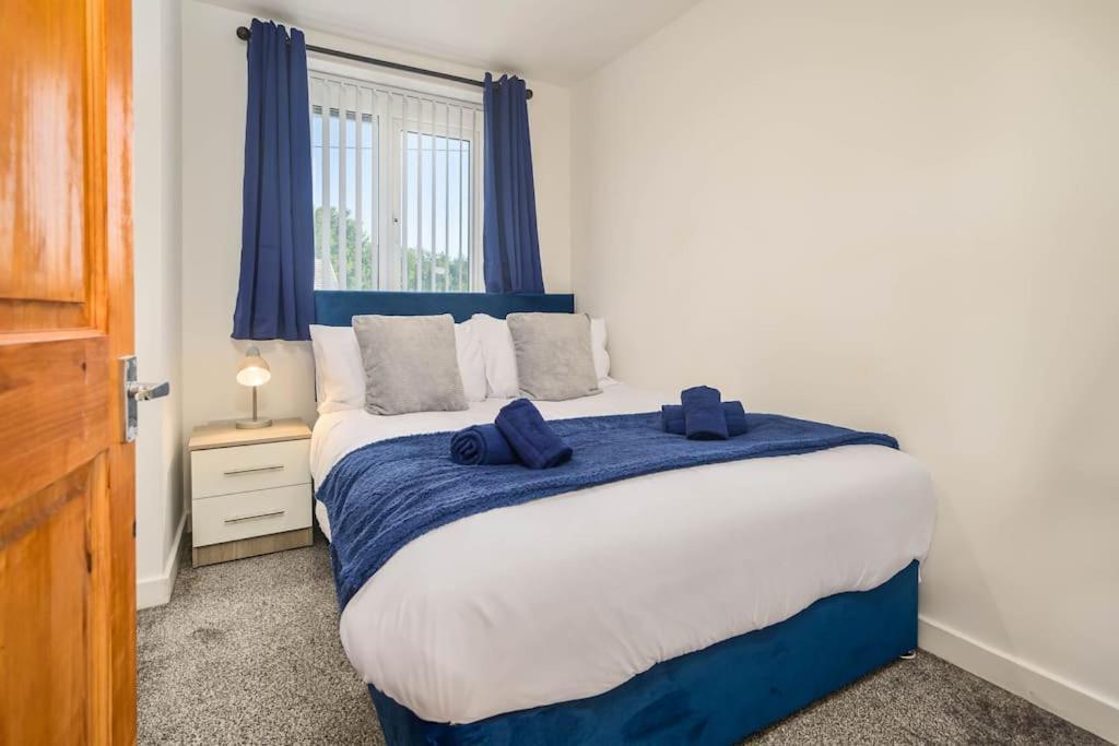 Spacious 4bed Home, Sleeps 10, Pool Table, Parking, Perfect For Groups Apartment