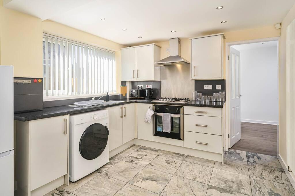 Apartment Spacious 4bed Home, Sleeps 10, Pool Table, Parking, Perfect For Groups
