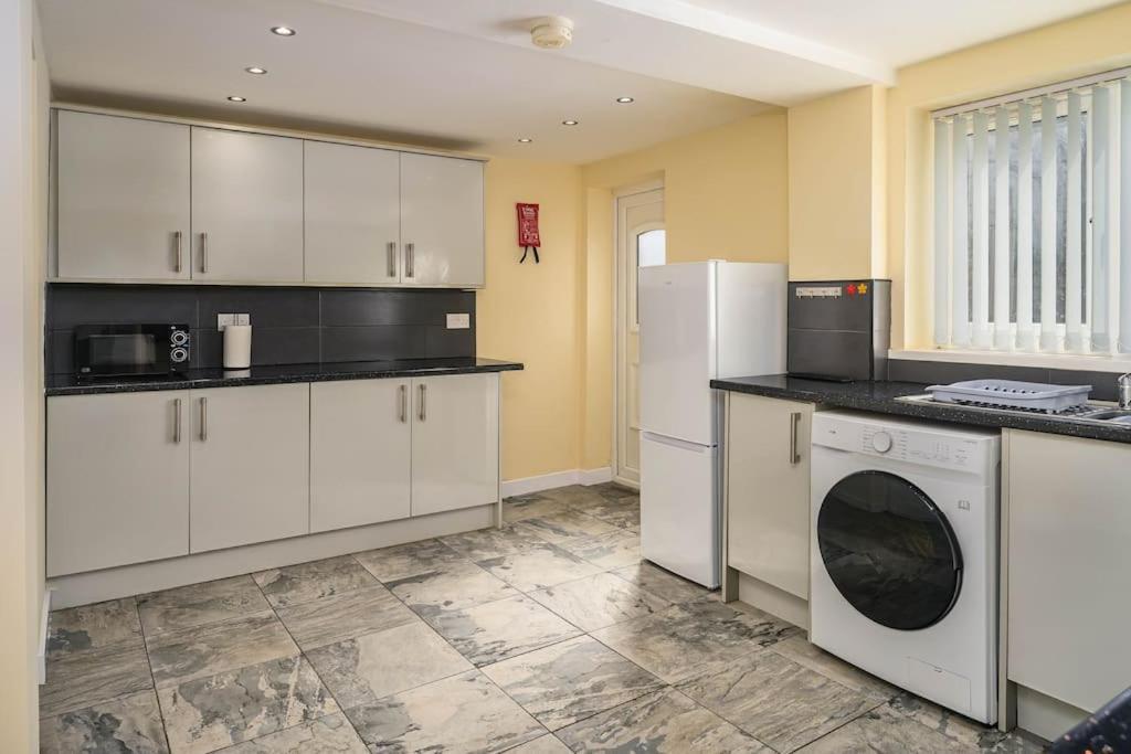 Spacious 4bed Home, Sleeps 10, Pool Table, Parking, Perfect For Groups Apartment *