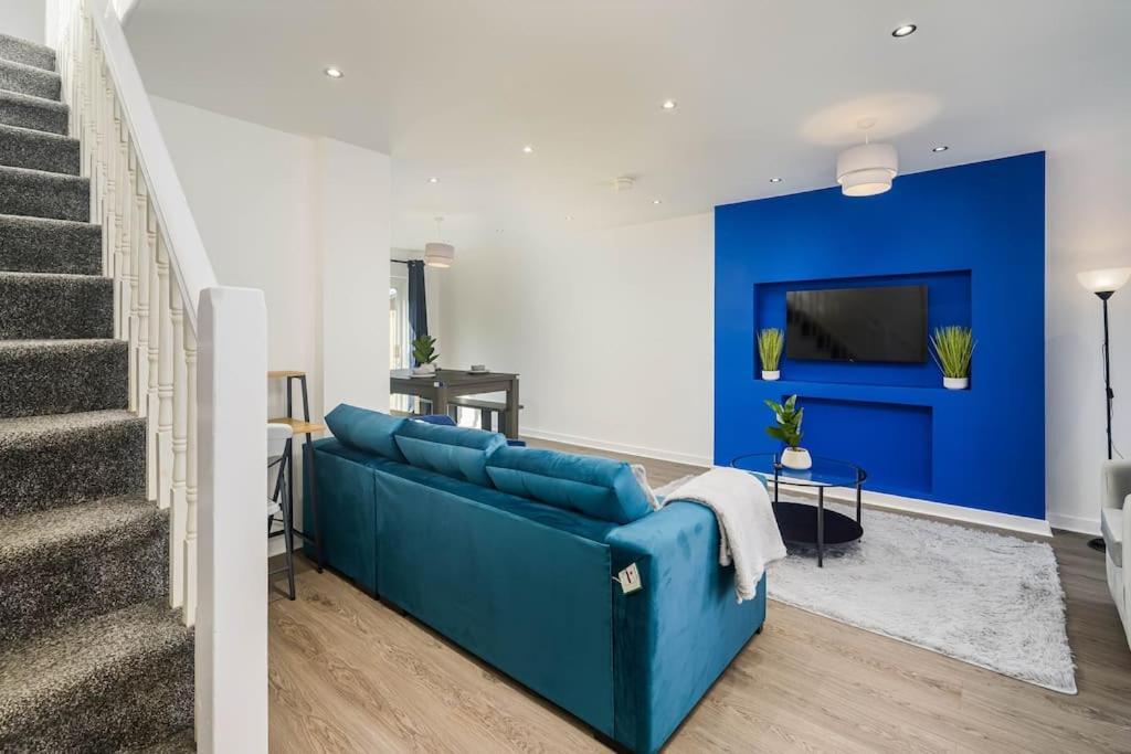 Spacious 4bed Home, Sleeps 10, Pool Table, Parking, Perfect For Groups Manchester