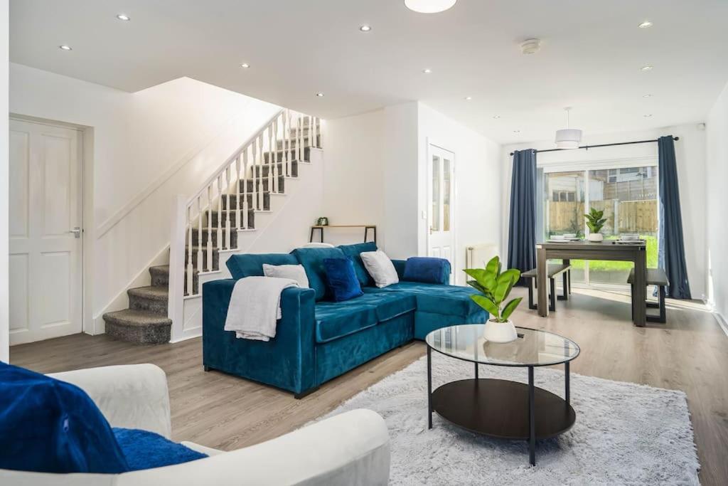 Apartment Spacious 4bed Home, Sleeps 10, Pool Table, Parking, Perfect For Groups *