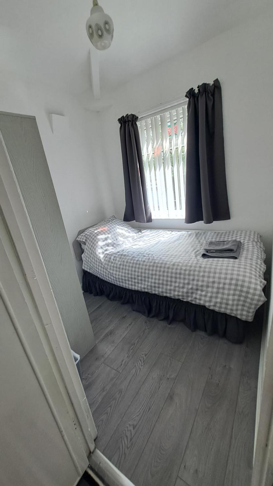 Holiday home Dalton House - Three Bedroom Stretford Free Parking Near The Trafford Centre Manchester