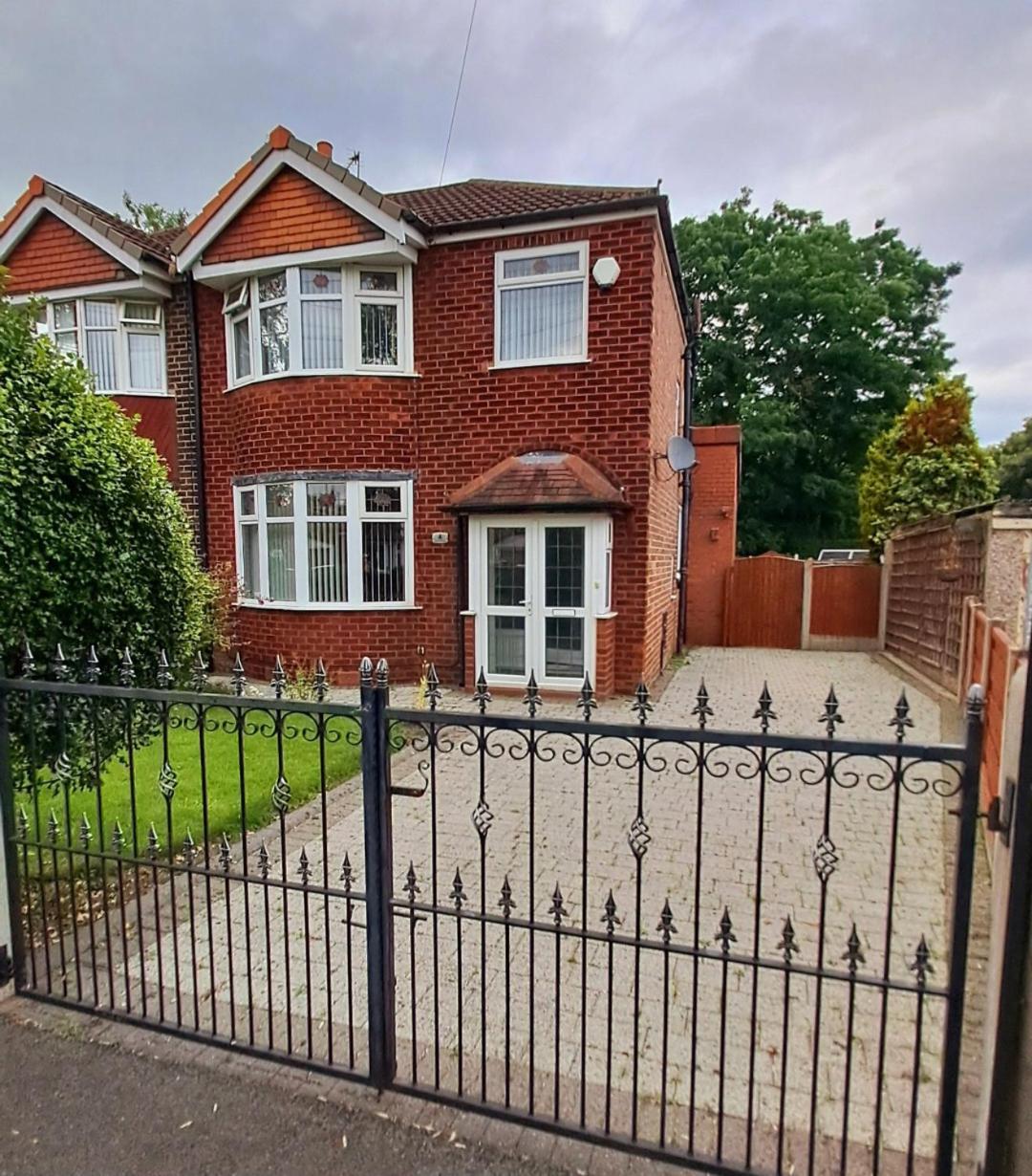 Holiday home Dalton House - Three Bedroom Stretford Free Parking Near The Trafford Centre *