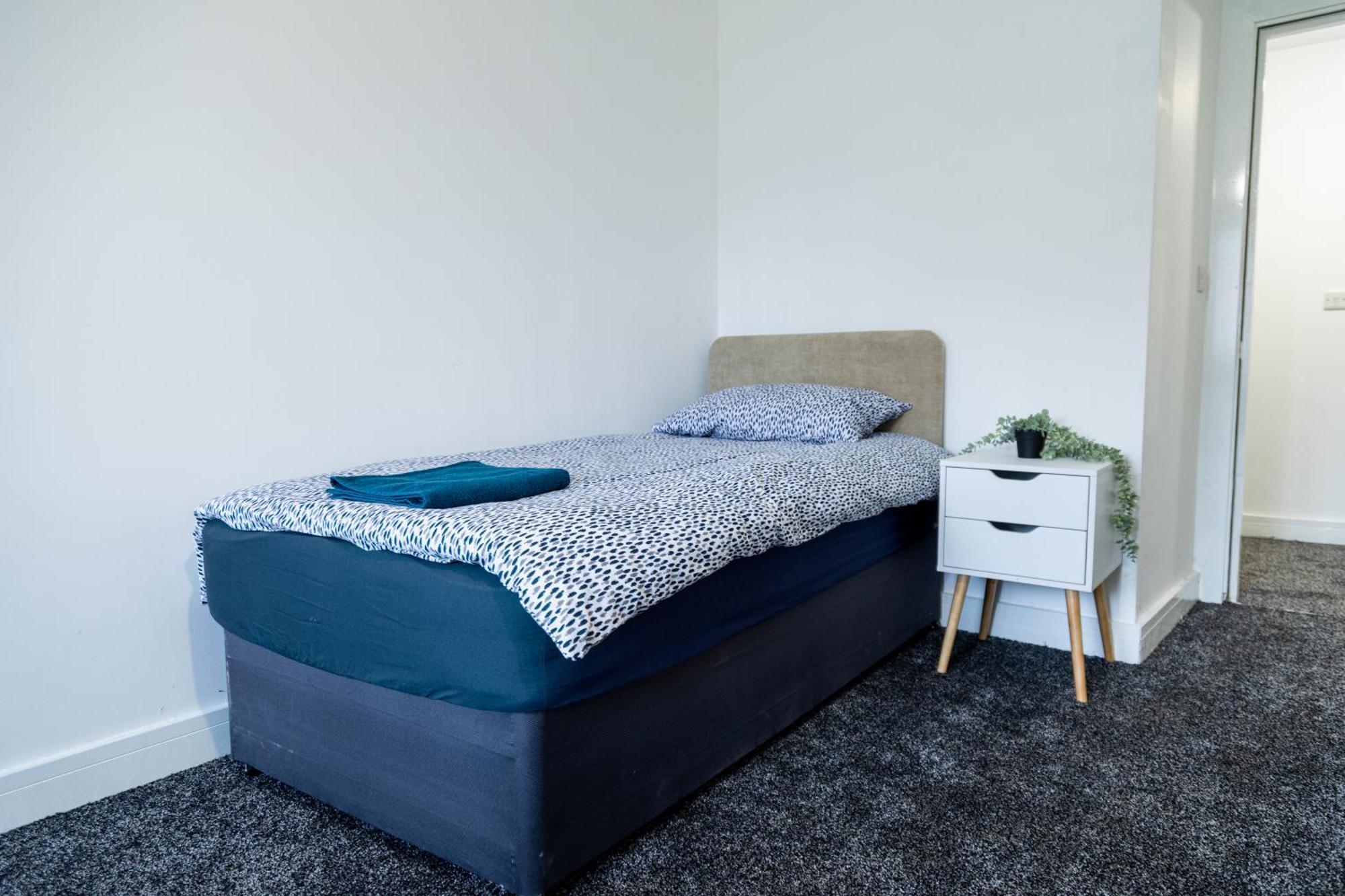 Spacious Ground Floor Near Old Trafford Stadium *