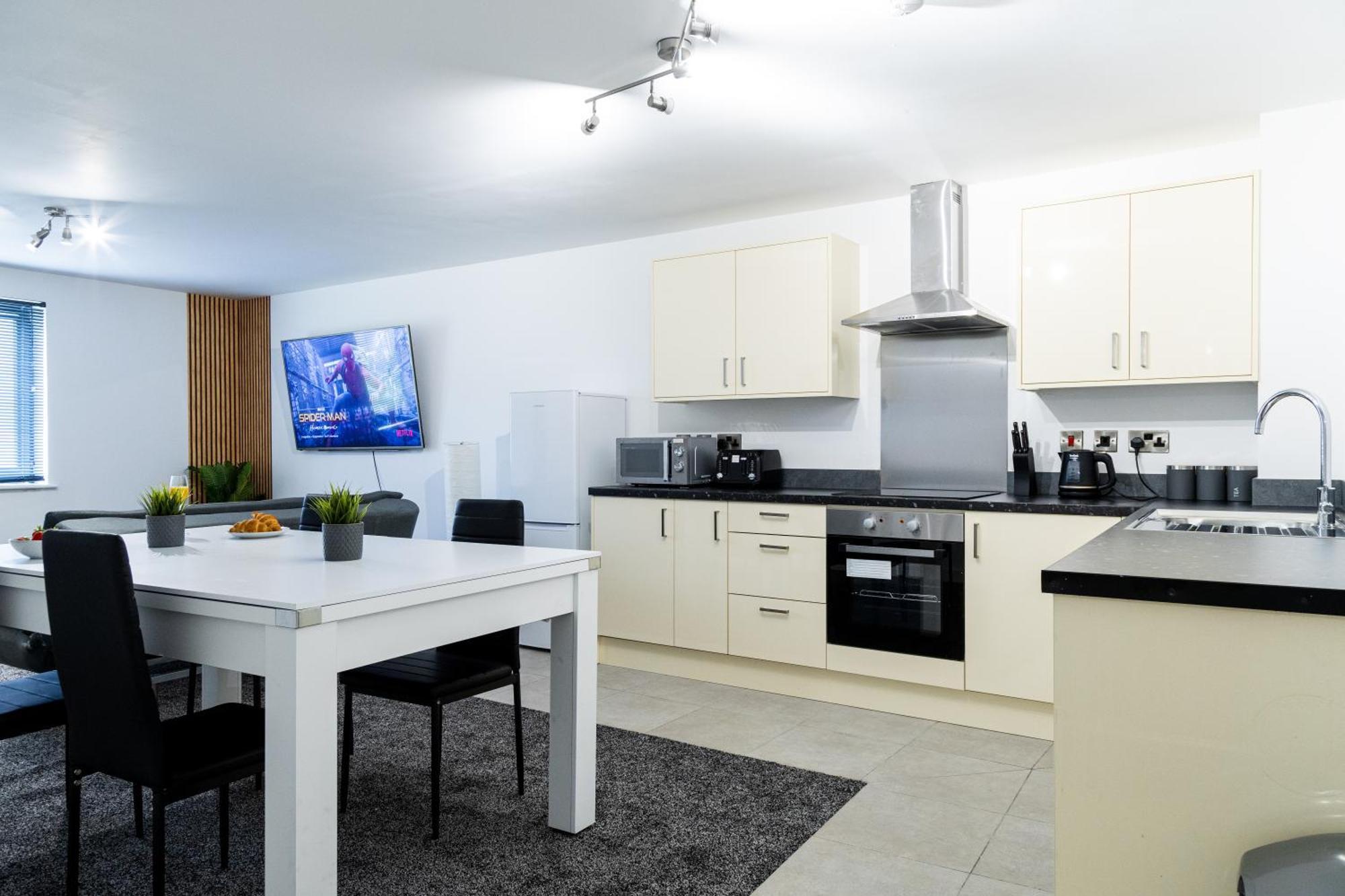 Spacious Ground Floor Near Old Trafford Stadium Apartment