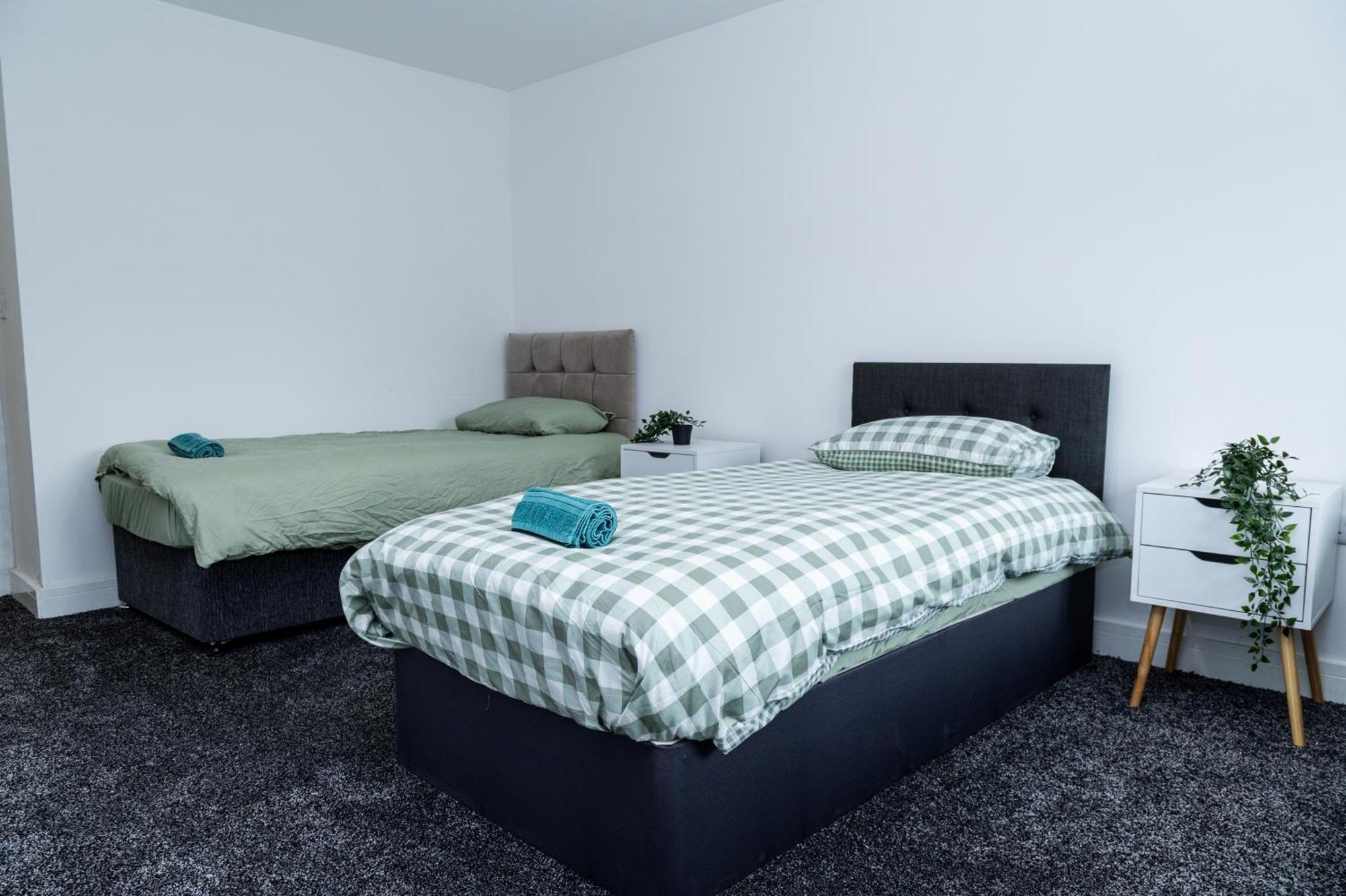 Spacious Ground Floor Near Old Trafford Stadium Apartment *