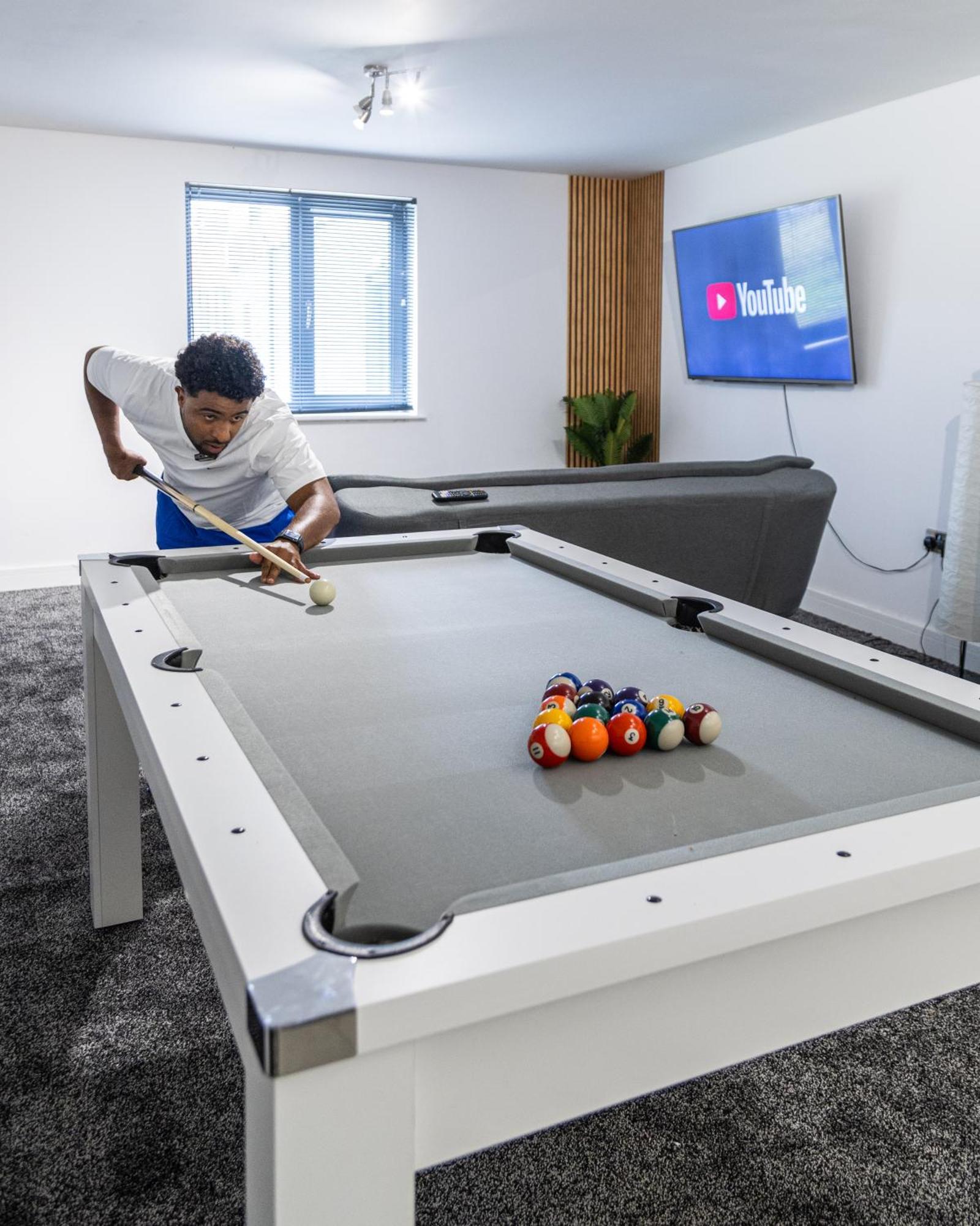 Spacious Ground Floor Near Old Trafford Stadium Apartment