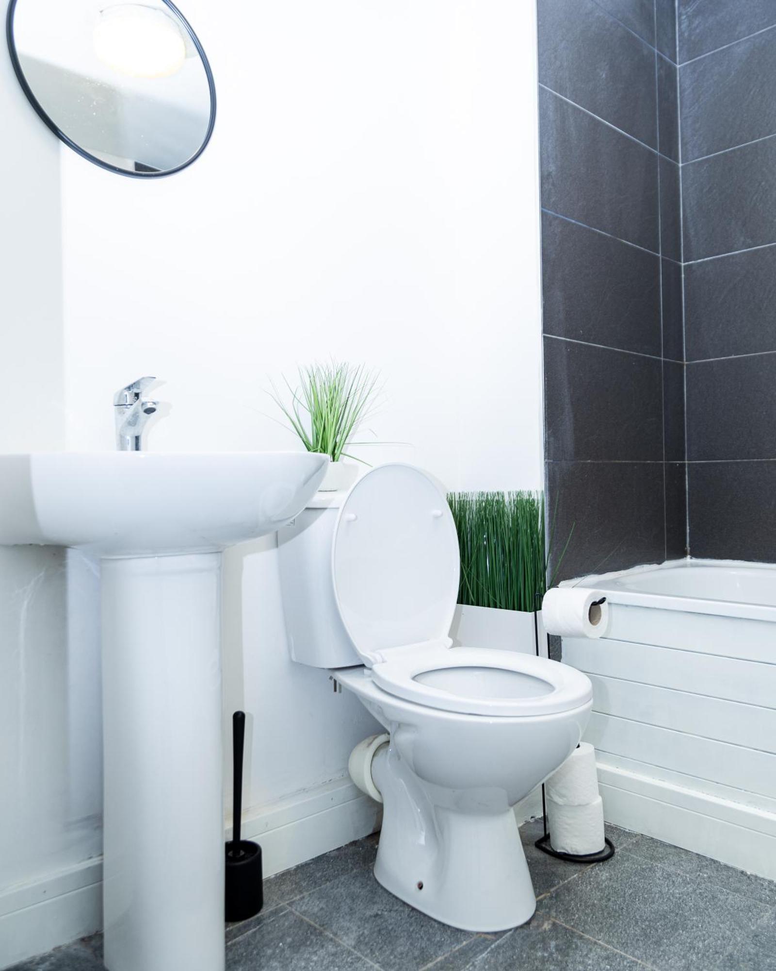 Spacious Ground Floor Near Old Trafford Stadium Manchester
