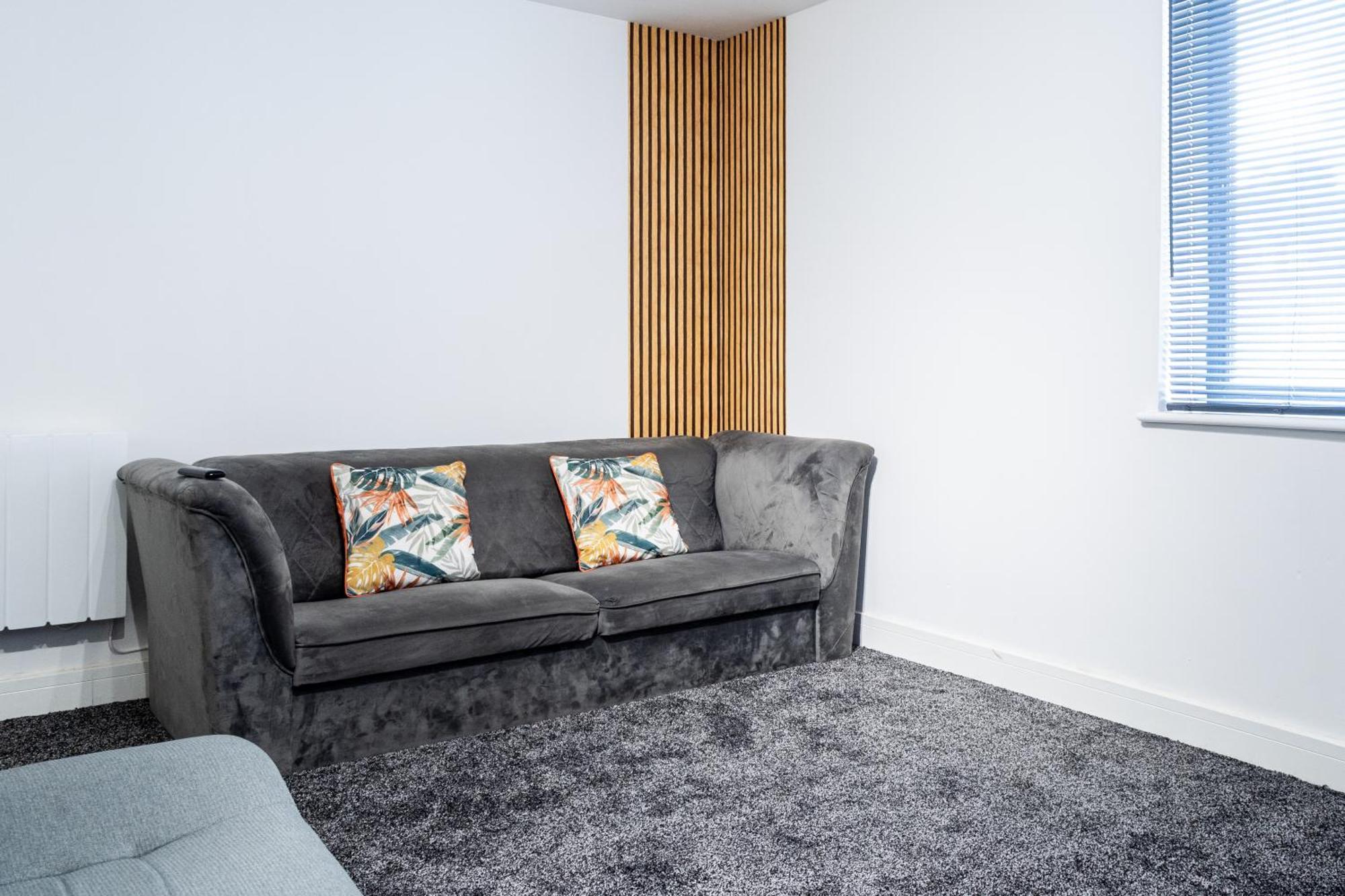 Spacious Ground Floor Near Old Trafford Stadium Apartment *