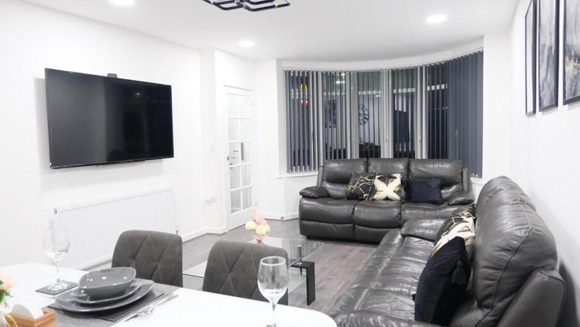 Holiday home - 3 Bedroom House - Sleeps 5 - Etihcity *