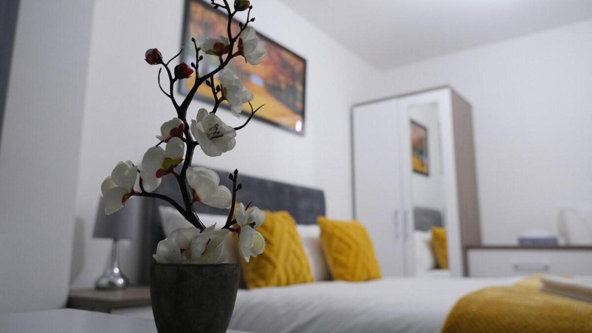 - 3 Bedroom House - Sleeps 5 - Etihcity Holiday home