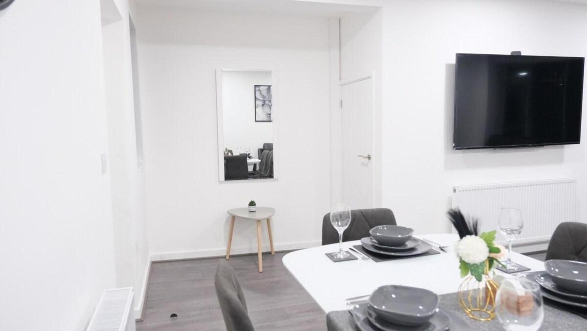 - 3 Bedroom House - Sleeps 5 - Etihcity Holiday home *