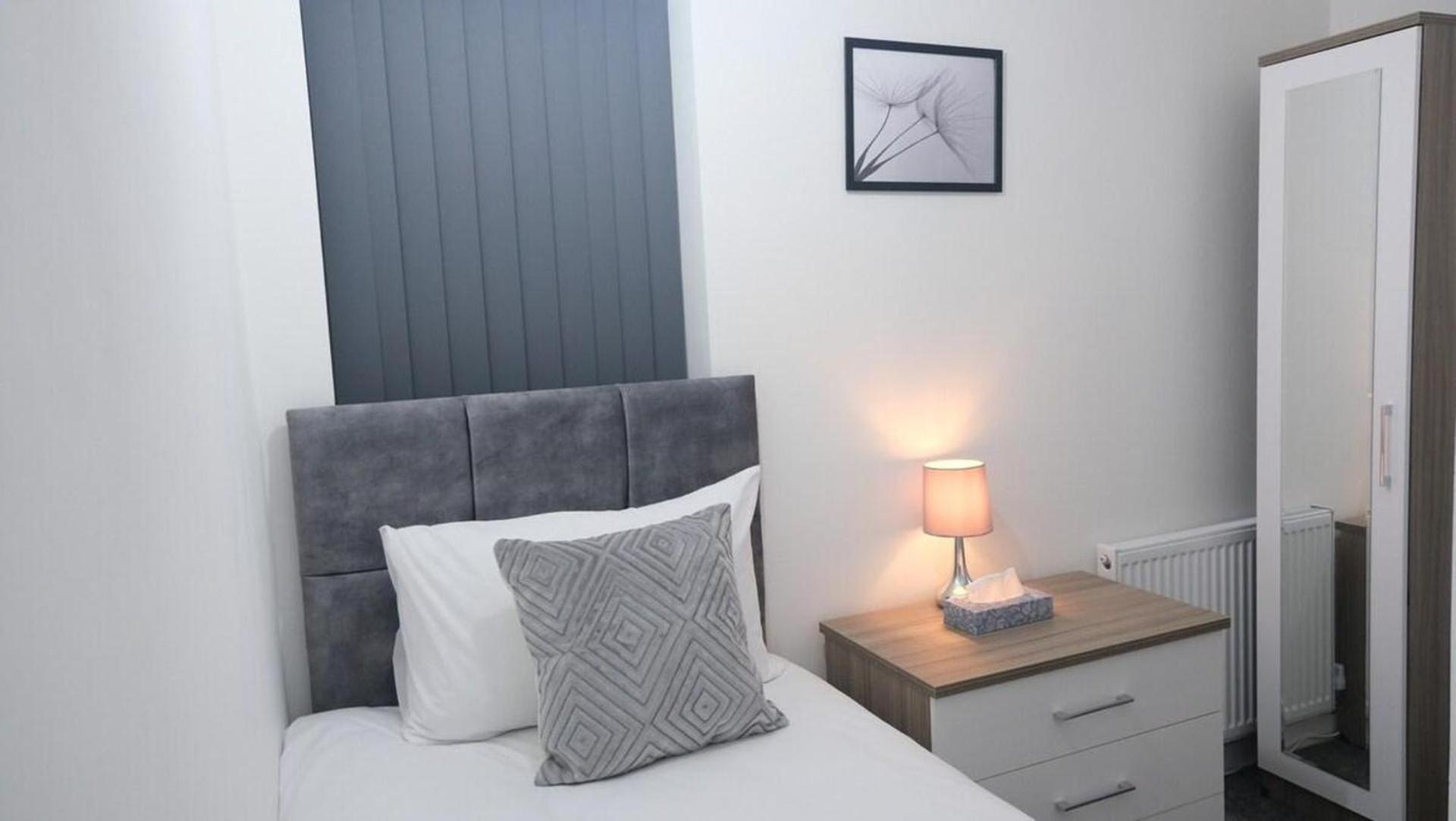 - 3 Bedroom House - Sleeps 5 - Etihcity Holiday home Manchester