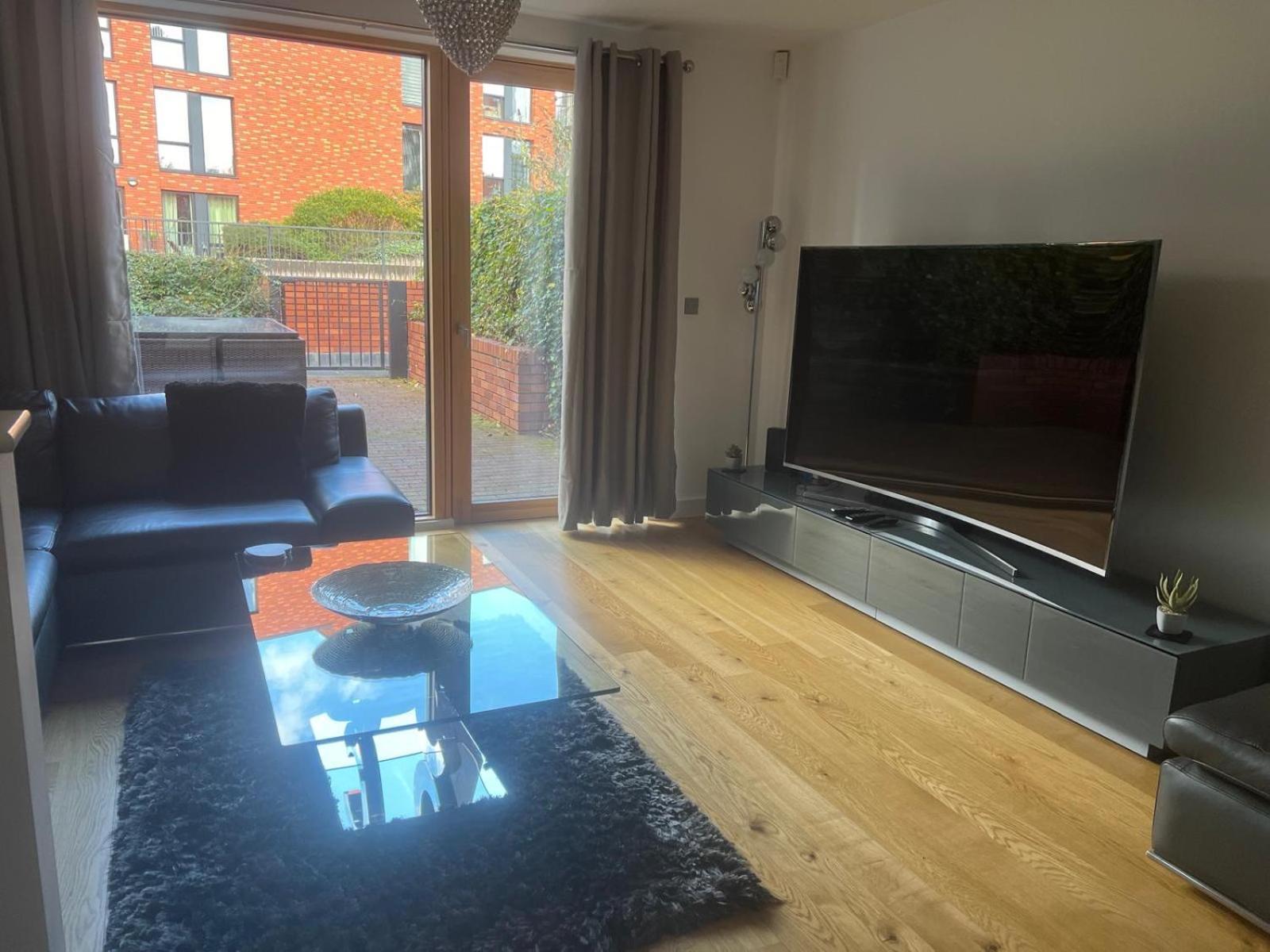 Vakantiehuis Luxury Modern Town House, Centre, Free Secured Parking