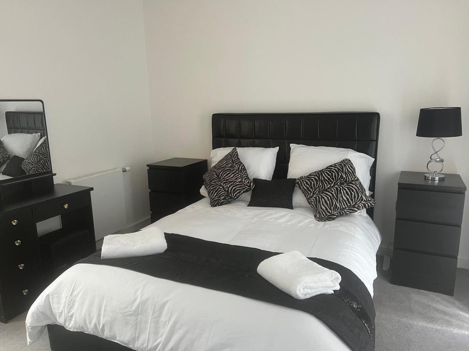 Vakantiehuis Luxury Modern Town House, Centre, Free Secured Parking *
