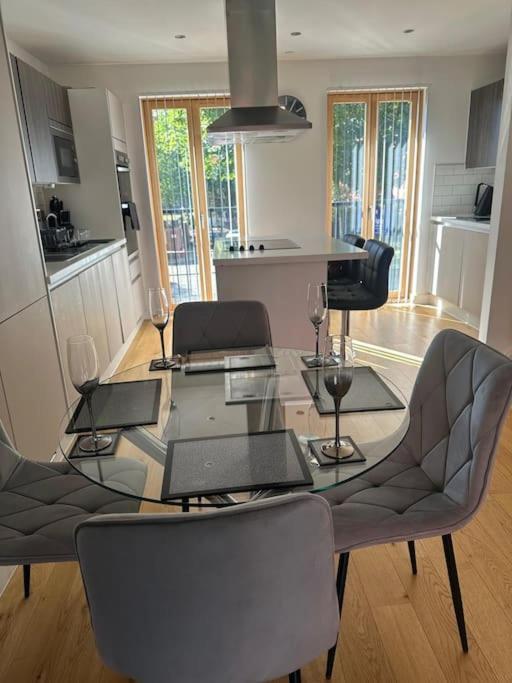 Luxury Modern Town House, Centre, Free Secured Parking Vakantiehuis Manchester