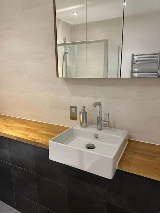 Luxury Modern Town House, Centre, Free Secured Parking Vakantiehuis