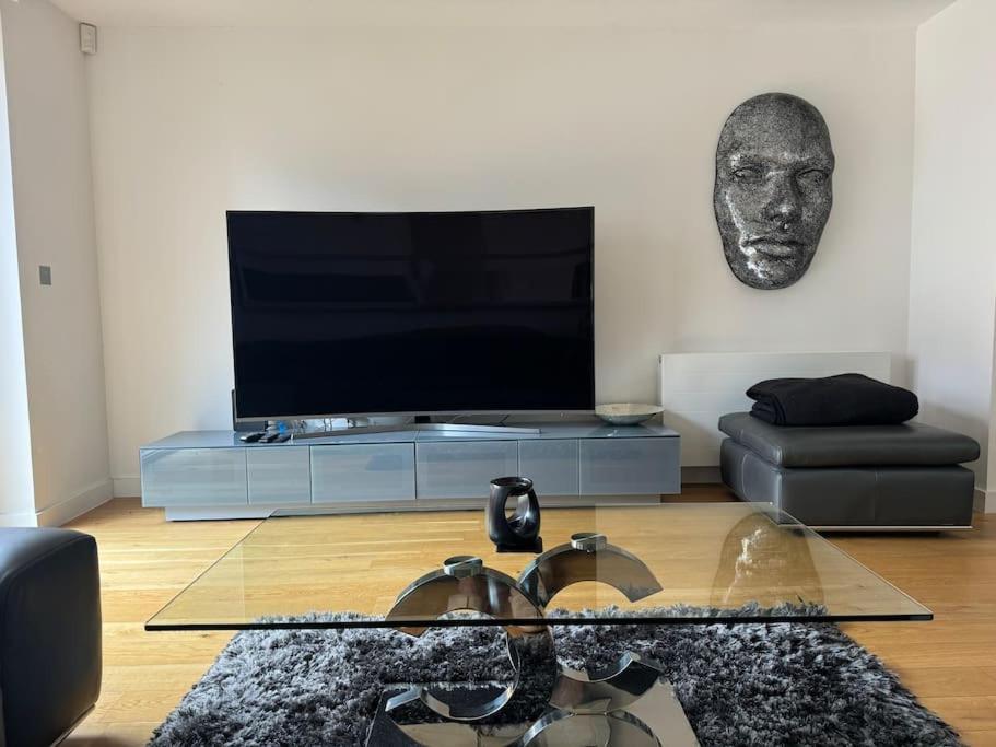 Luxury Modern Town House, Centre, Free Secured Parking *