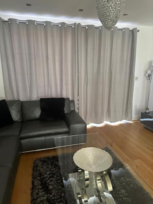 Luxury Modern Town House, Centre, Free Secured Parking Vakantiehuis *