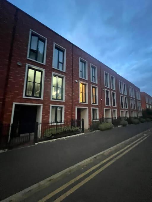 Luxury Modern Town House, Centre, Free Secured Parking Vakantiehuis Manchester