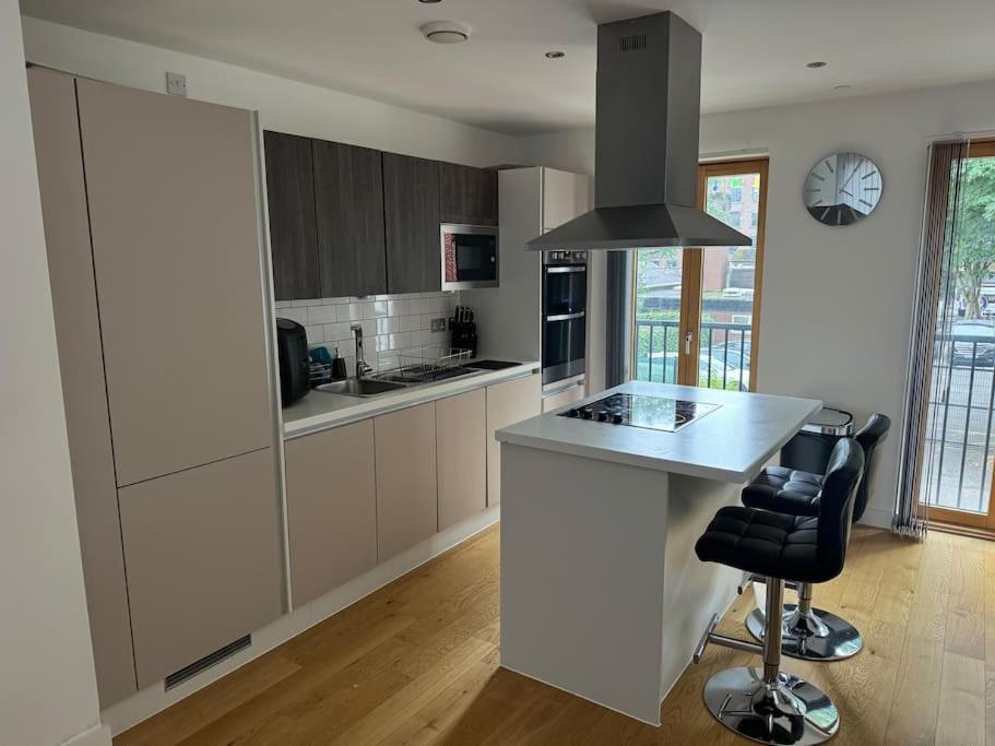 Vakantiehuis Luxury Modern Town House, Centre, Free Secured Parking Manchester