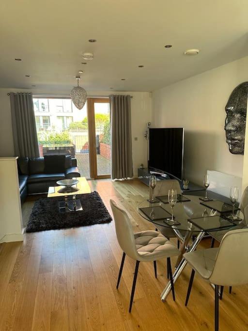 Vakantiehuis Luxury Modern Town House, Centre, Free Secured Parking *
