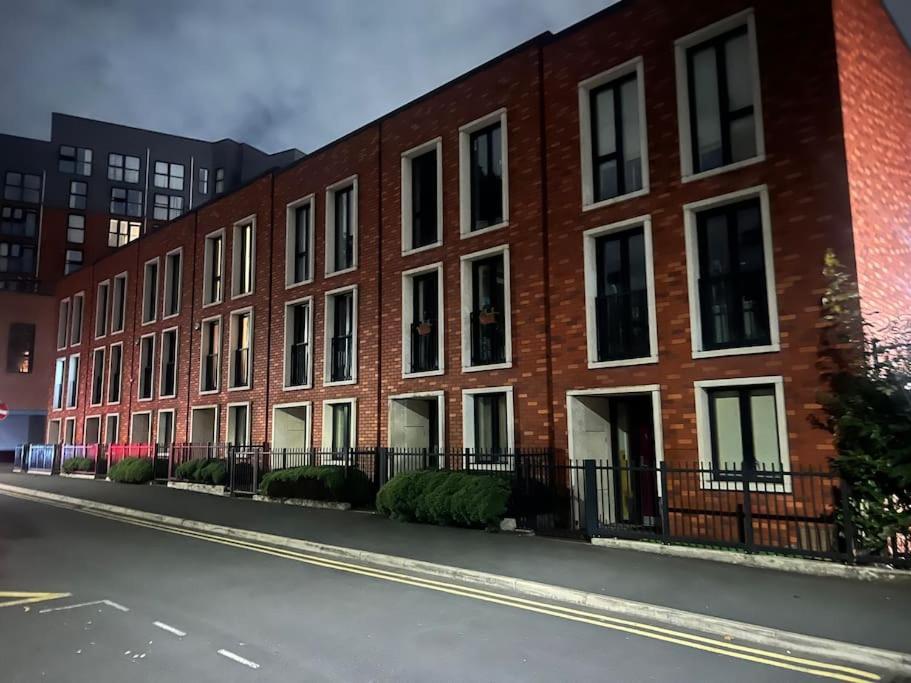 Luxury Modern Town House, Centre, Free Secured Parking Vakantiehuis *