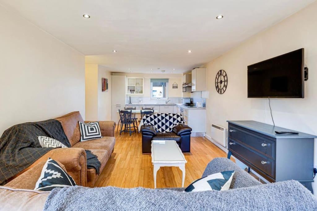 Luxury 2br - Prime Location - Parking Apartment *