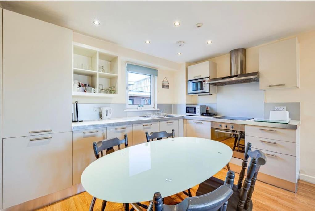 Luxury 2br - Prime Location - Parking Apartment