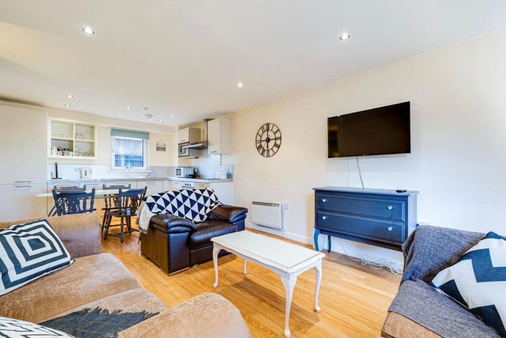 Apartment Luxury 2br - Prime Location - Parking Manchester