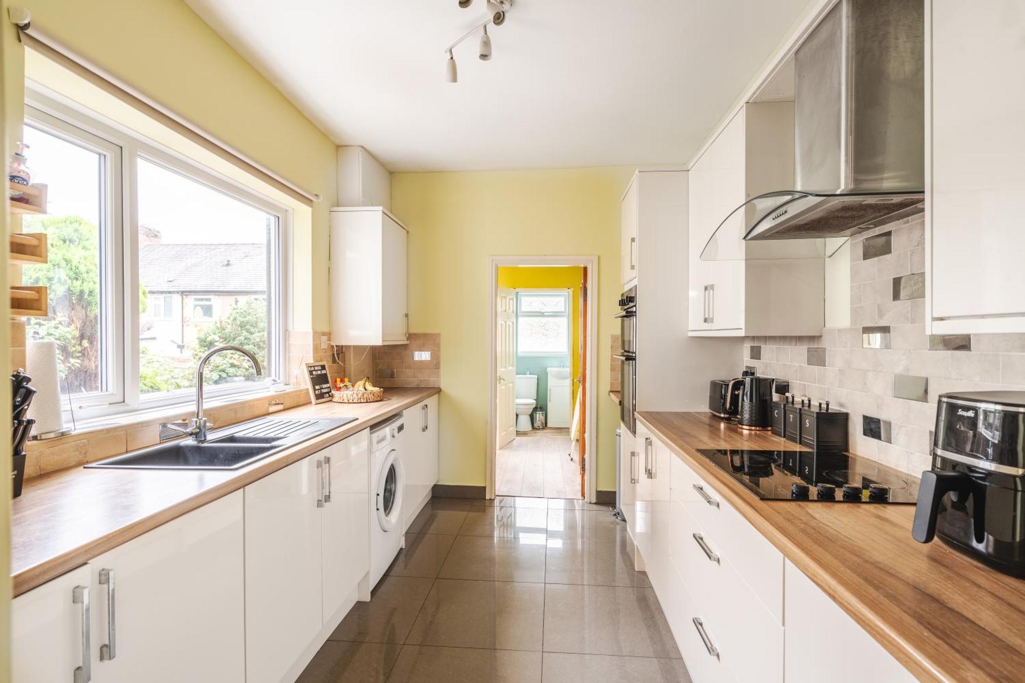 Modern & Spacious - Pool Table - Free Parking - Sleeps 10 Appartement Manchester