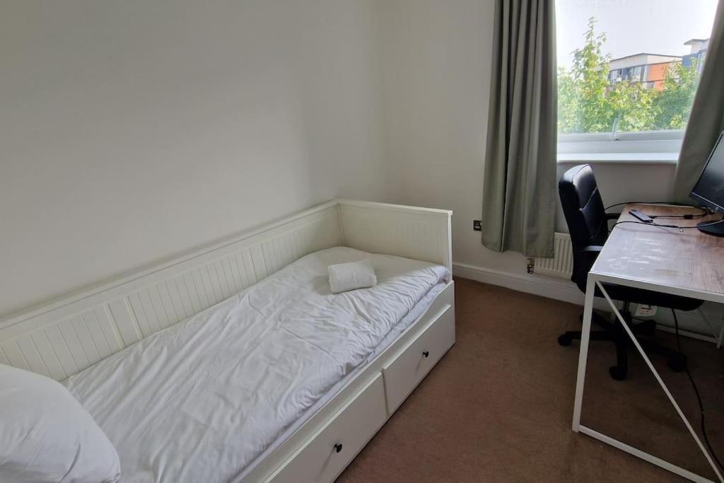 Modern Near Etihad, Coop Live * Manchester