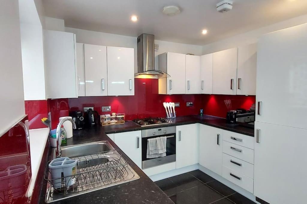 Modern Near Etihad, Coop Live