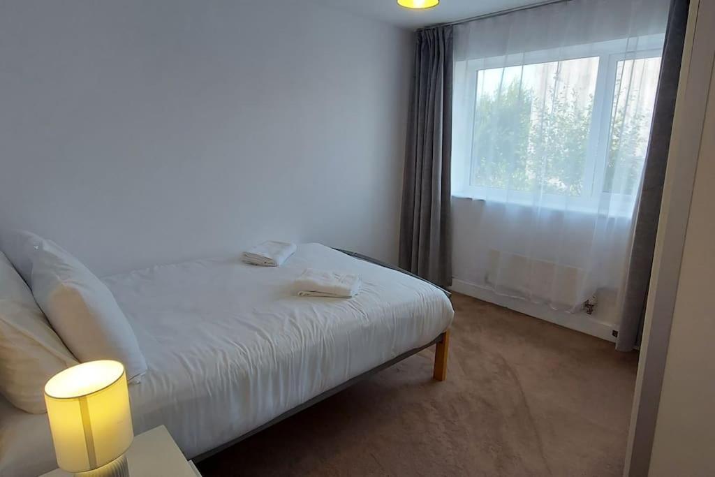Apartment Modern Near Etihad, Coop Live *