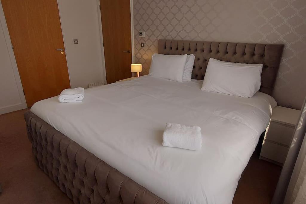 Apartment Modern Near Etihad, Coop Live