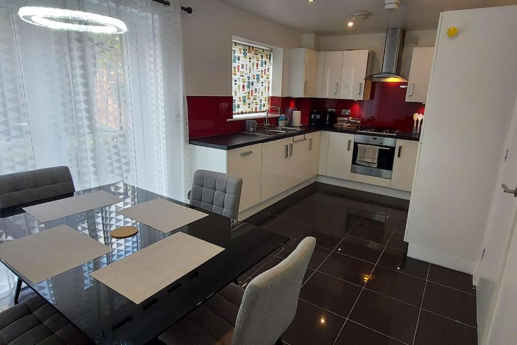 Modern Near Etihad, Coop Live Apartment *