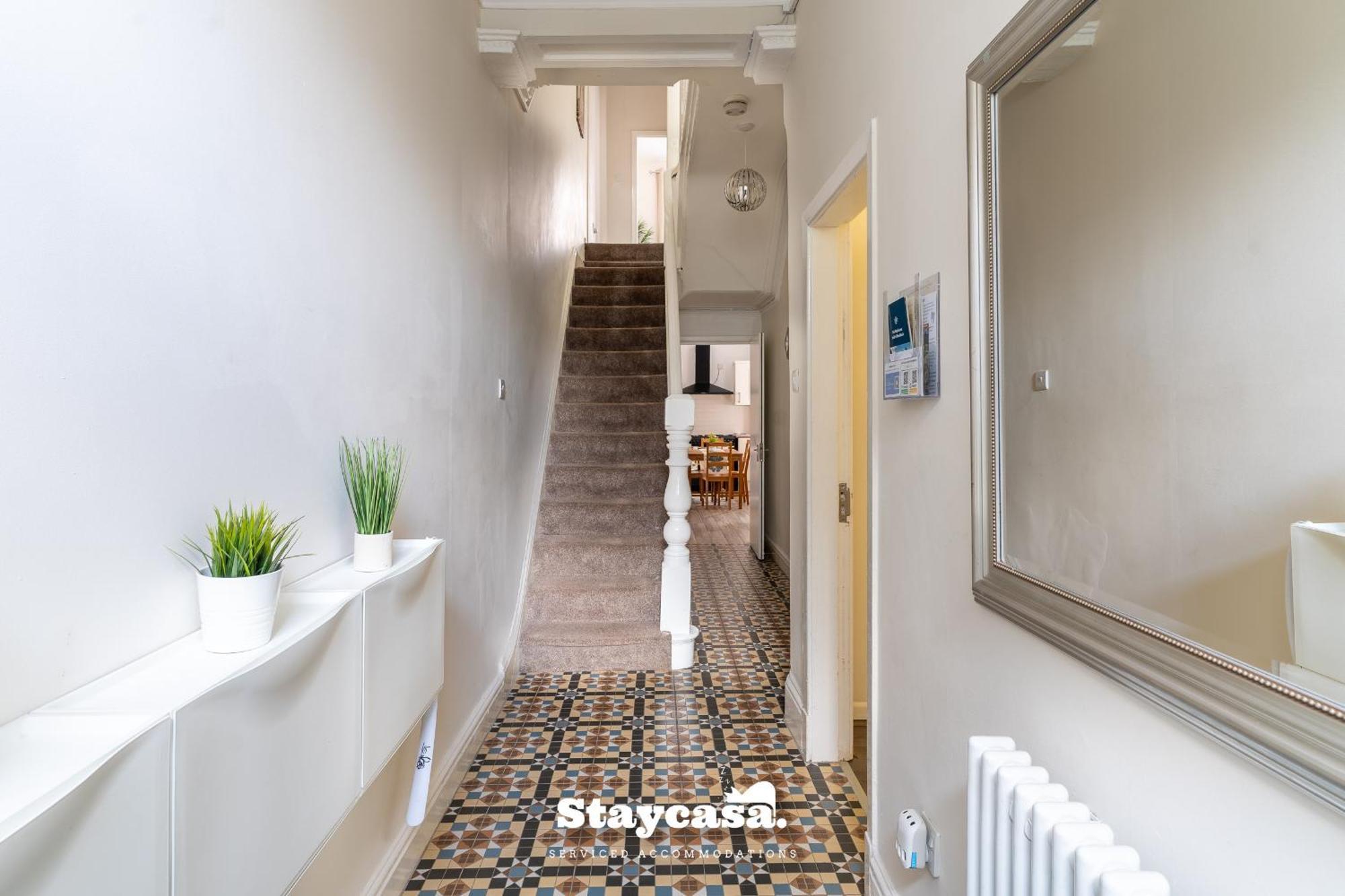 Villa Pristine With Driveway, Gym And, Cinema Manchester