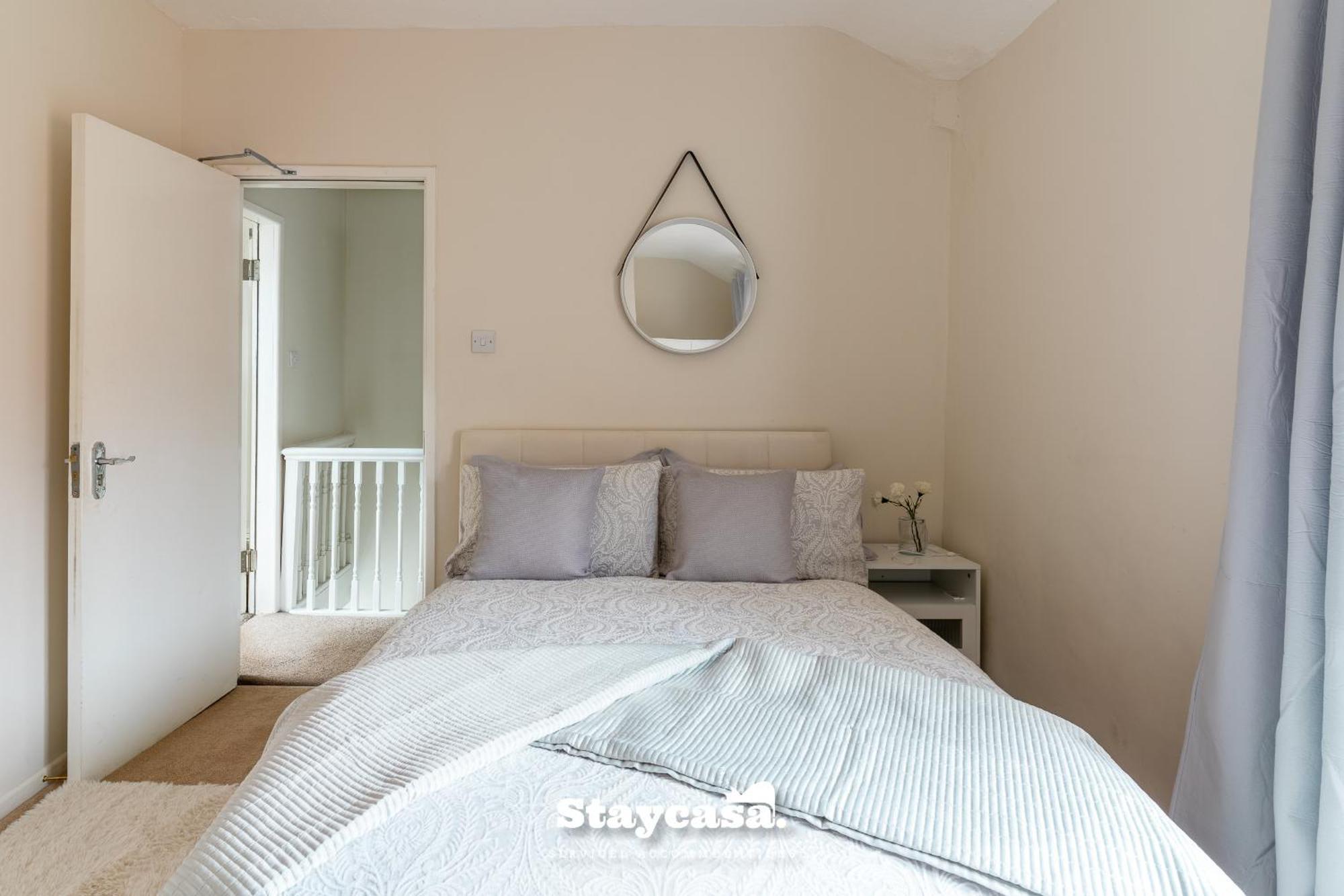 Pristine With Driveway, Gym And, Cinema Villa Manchester