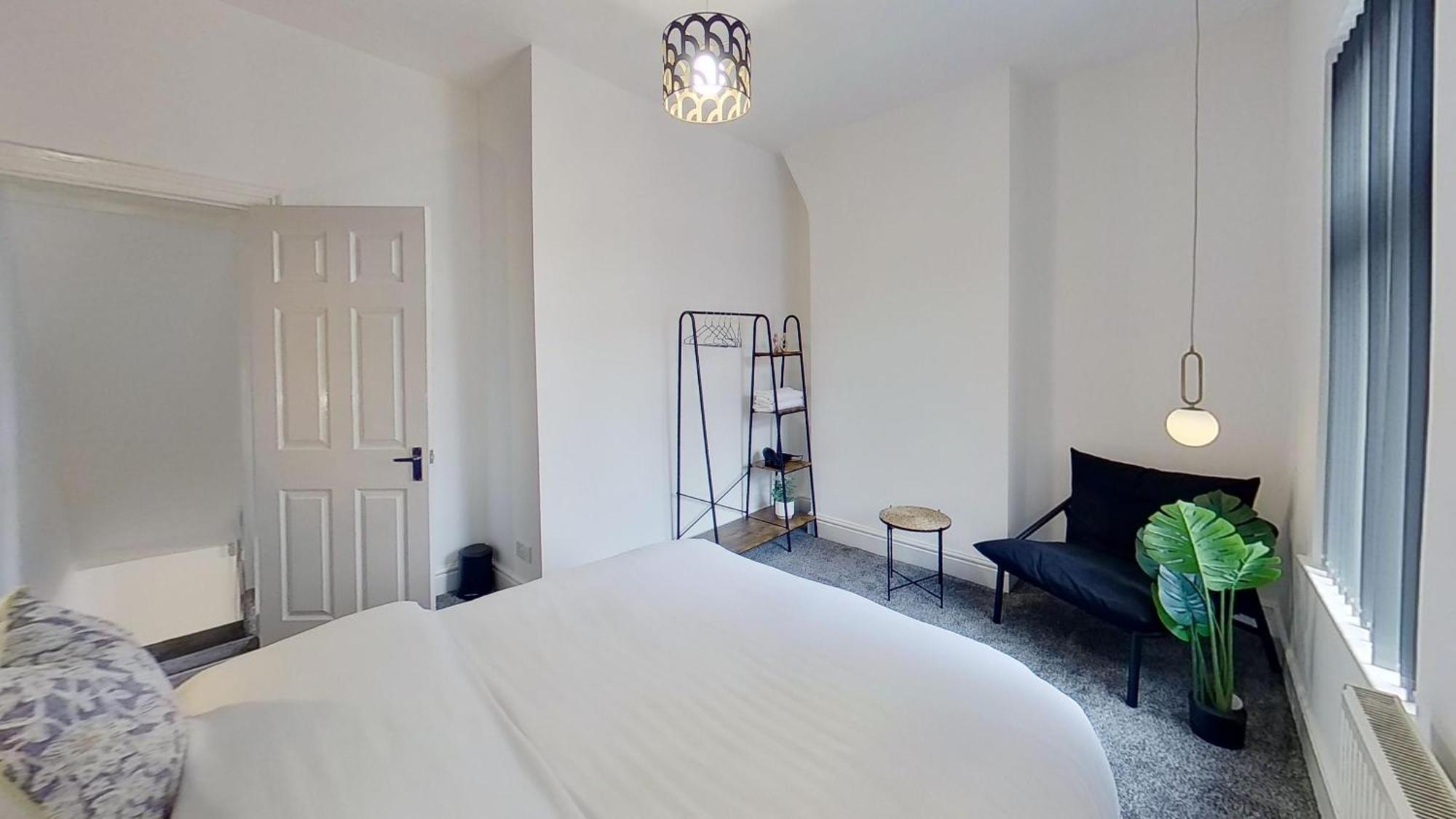 Salford-house-sleeps6-parking-garden-wifi Manchester