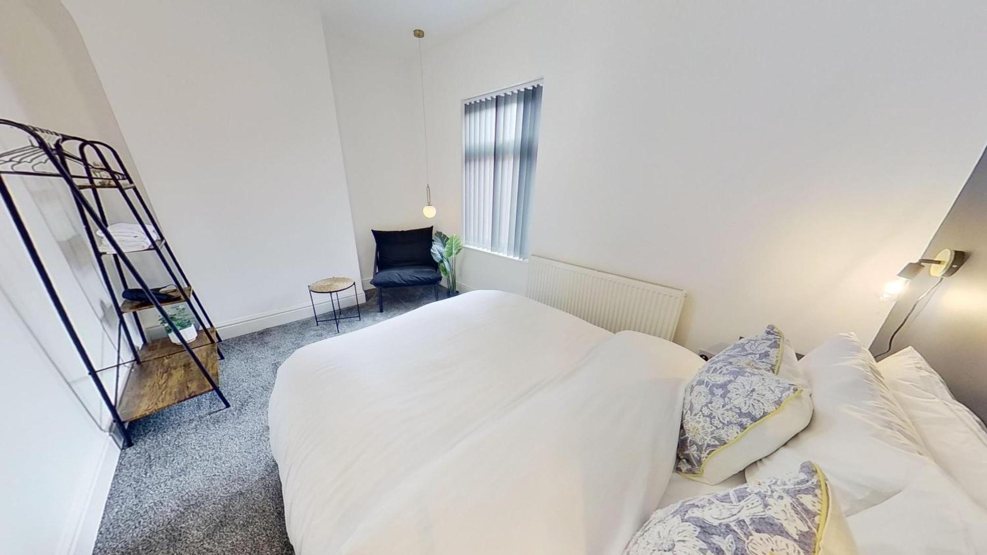 Salford-house-sleeps6-parking-garden-wifi Vakantiehuis Manchester