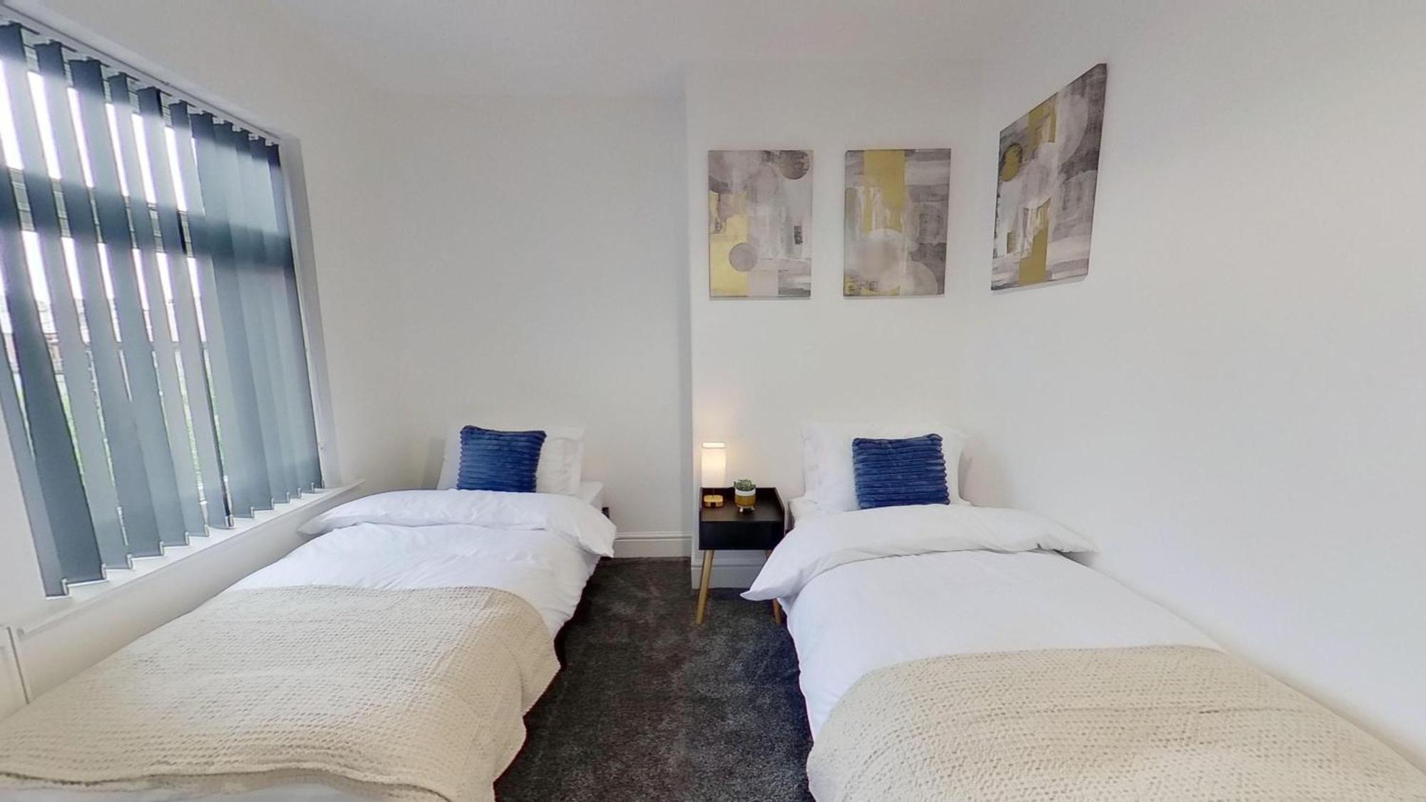 Salford-house-sleeps6-parking-garden-wifi *