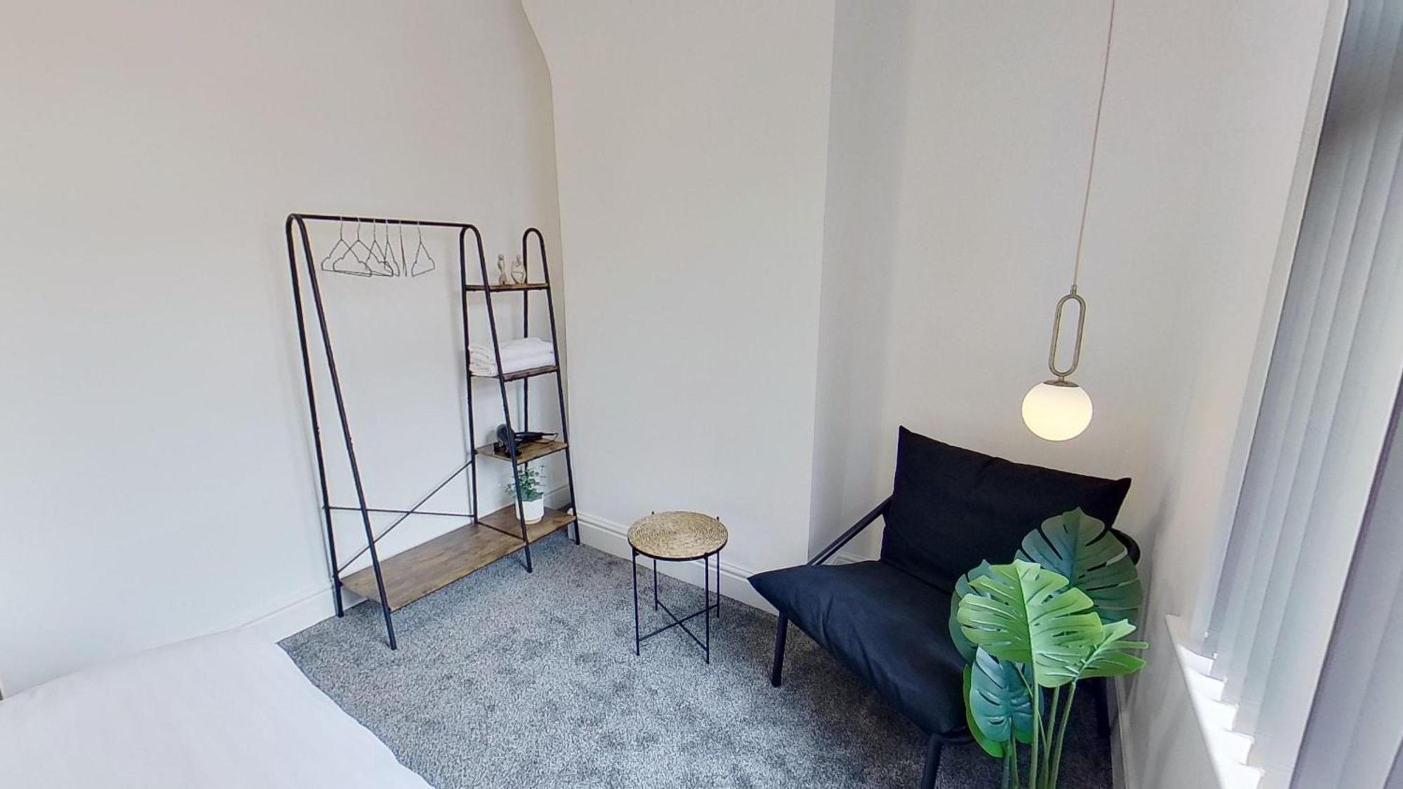 Salford-house-sleeps6-parking-garden-wifi Holiday home *