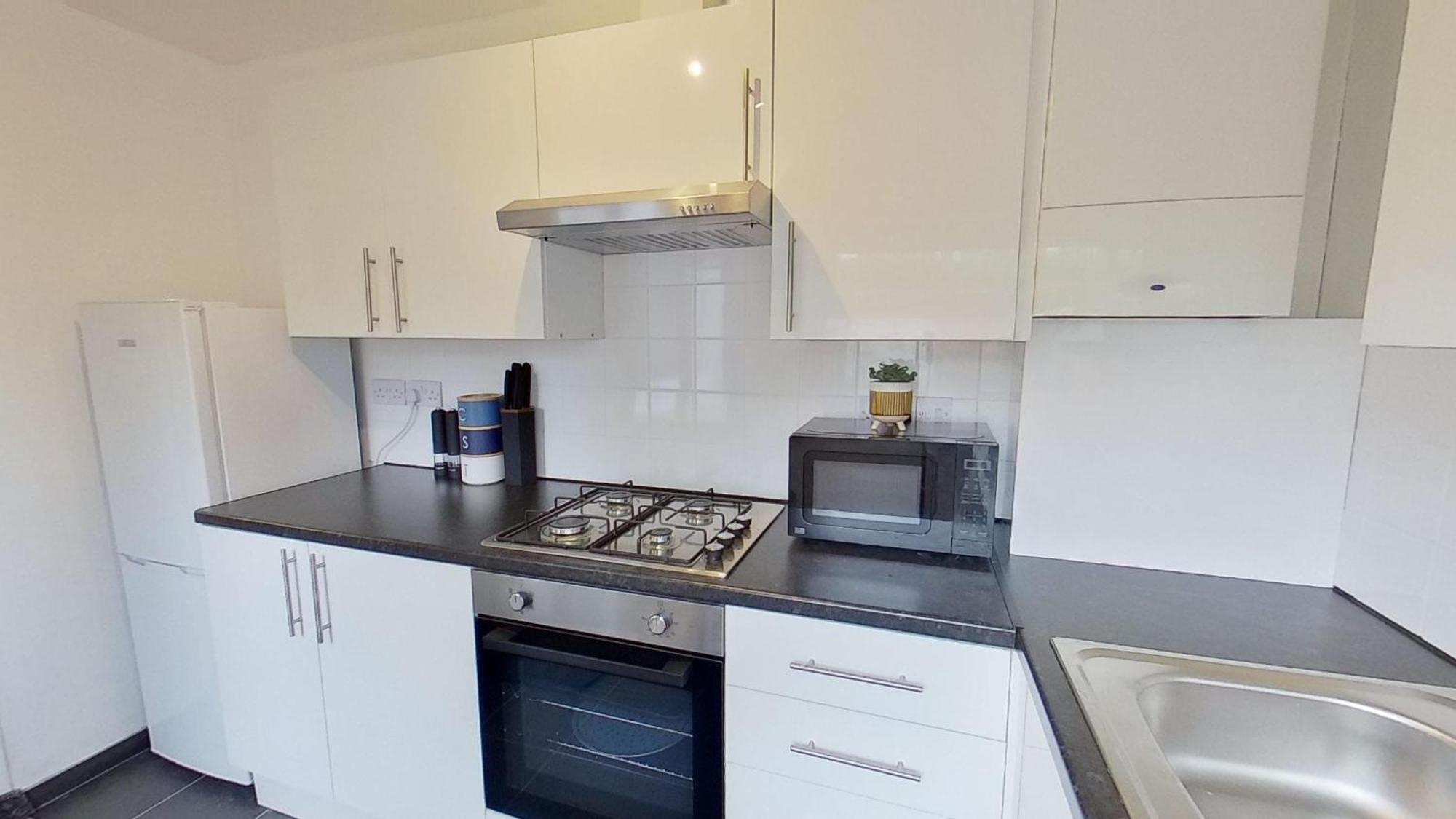 Salford-house-sleeps6-parking-garden-wifi Holiday home *