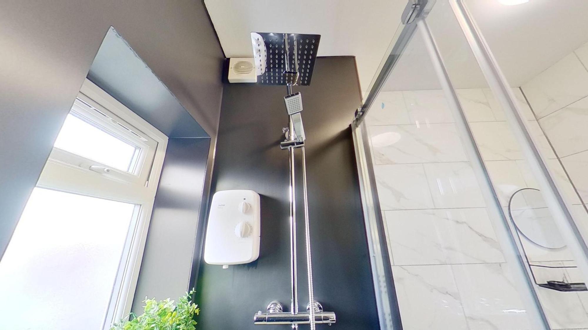 Salford-house-sleeps6-parking-garden-wifi Holiday home *