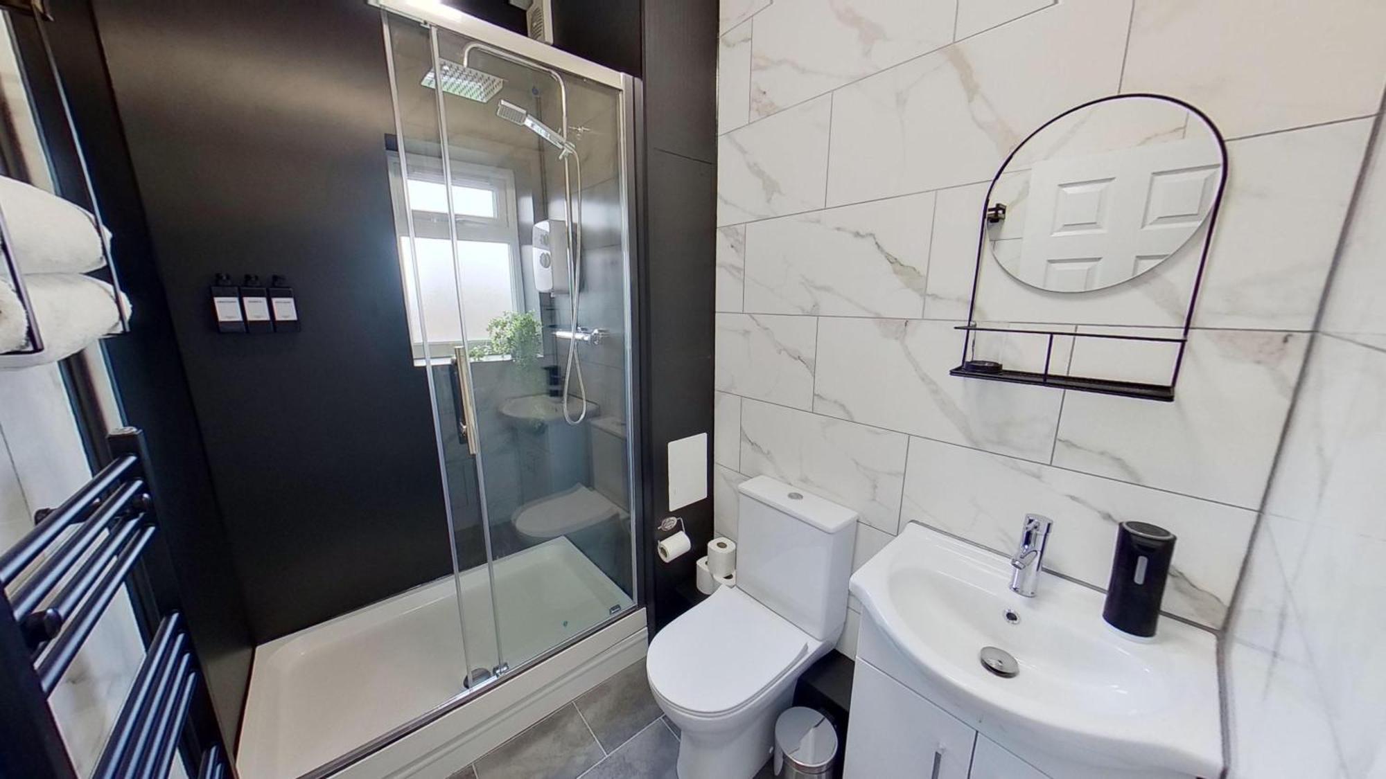 Salford-house-sleeps6-parking-garden-wifi Holiday home Manchester