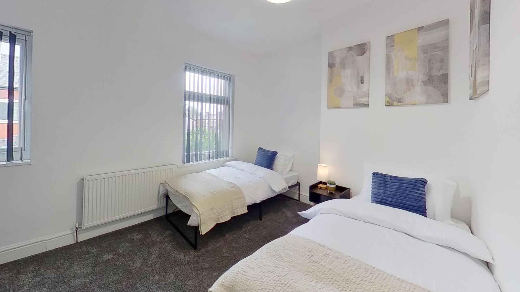 Salford-house-sleeps6-parking-garden-wifi Manchester