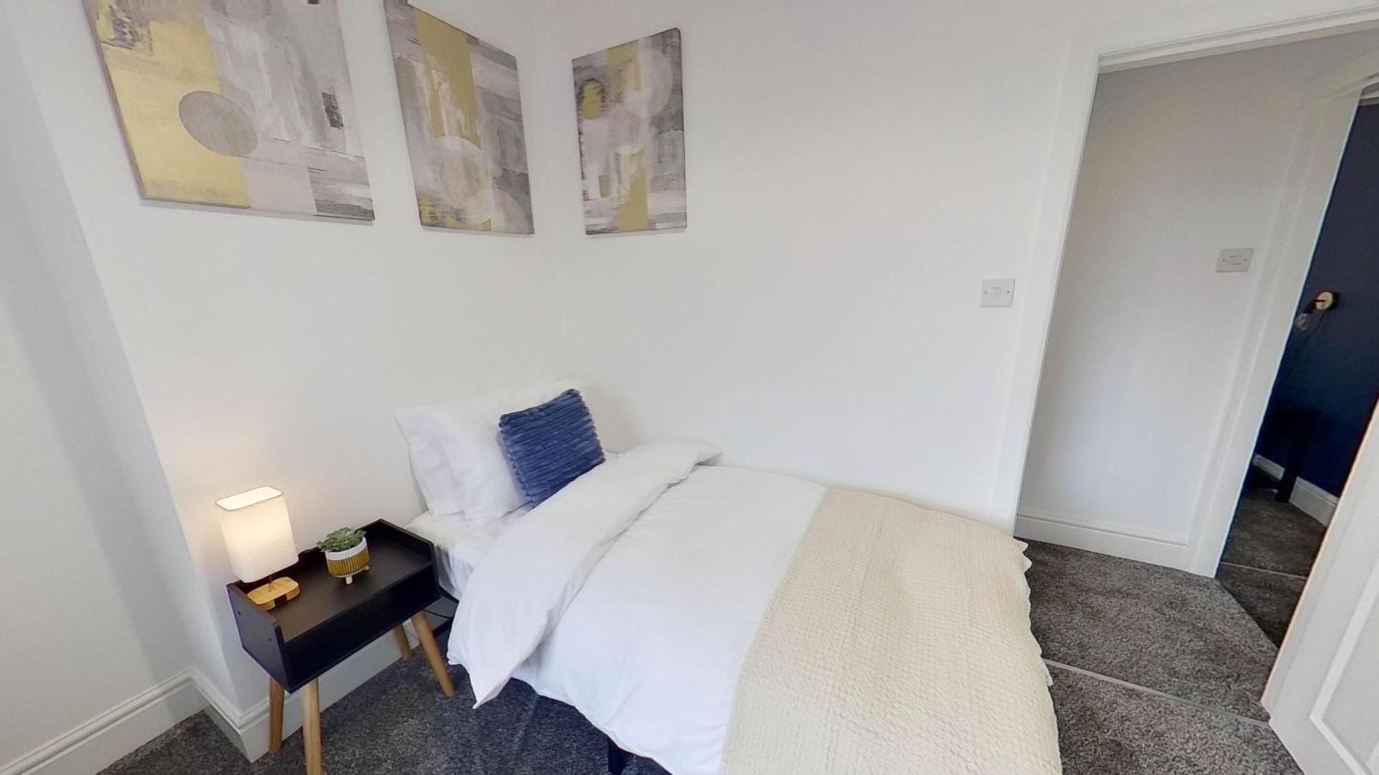 Salford-house-sleeps6-parking-garden-wifi Holiday home *