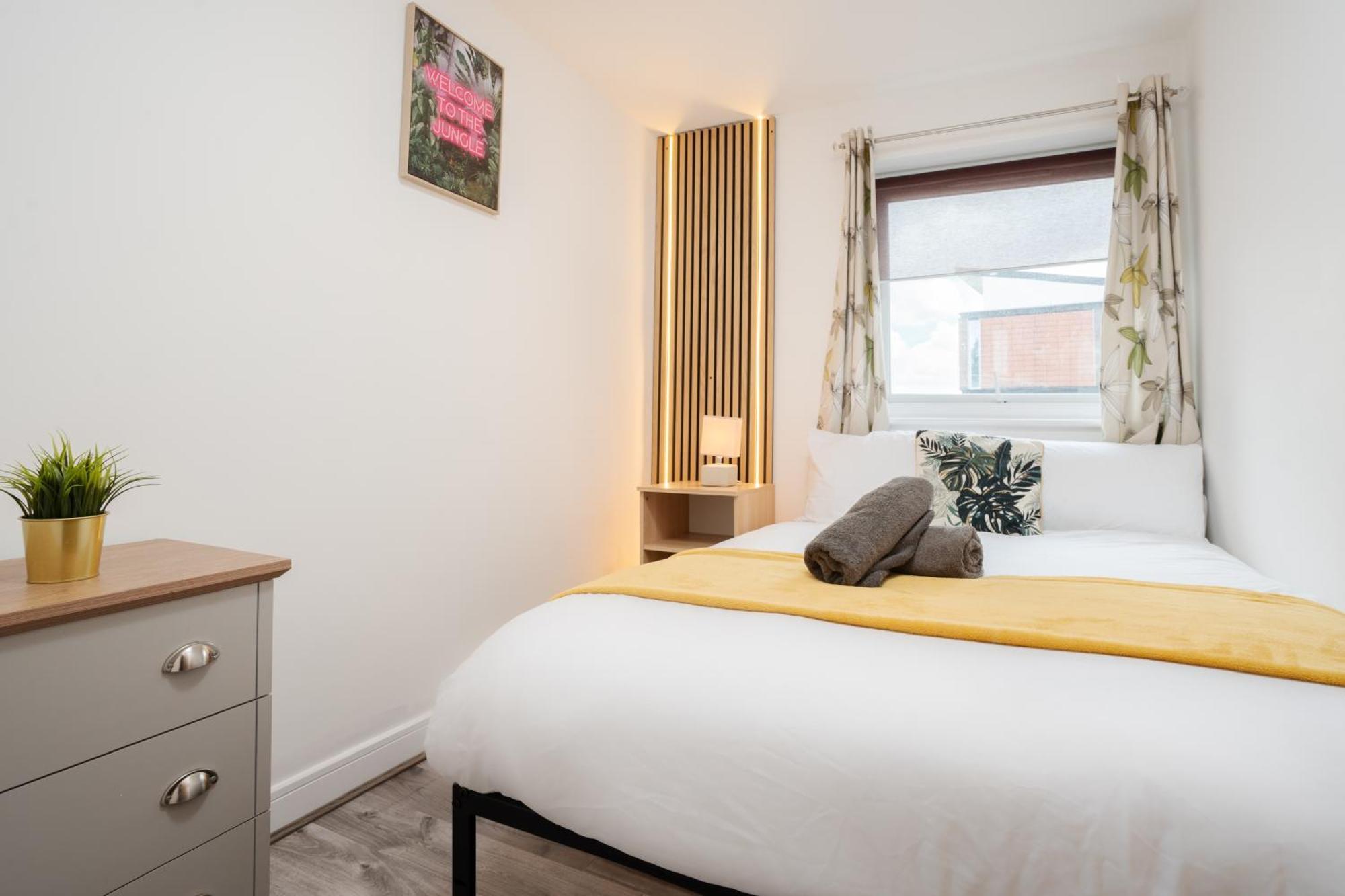 Etihad, & Coop Live - Free Parking - 10ppl Holiday home