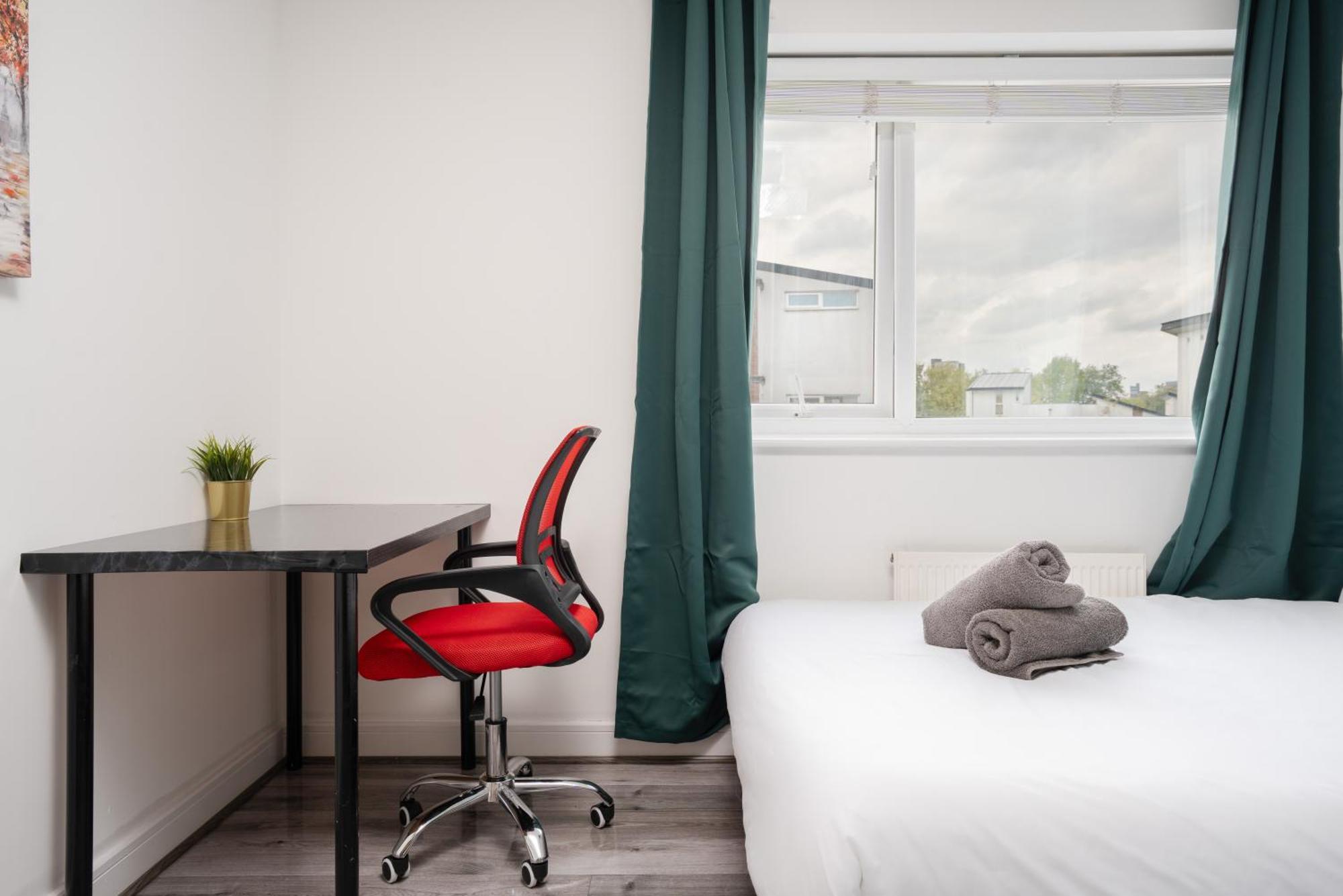 Etihad, & Coop Live - Free Parking - 10ppl Holiday home